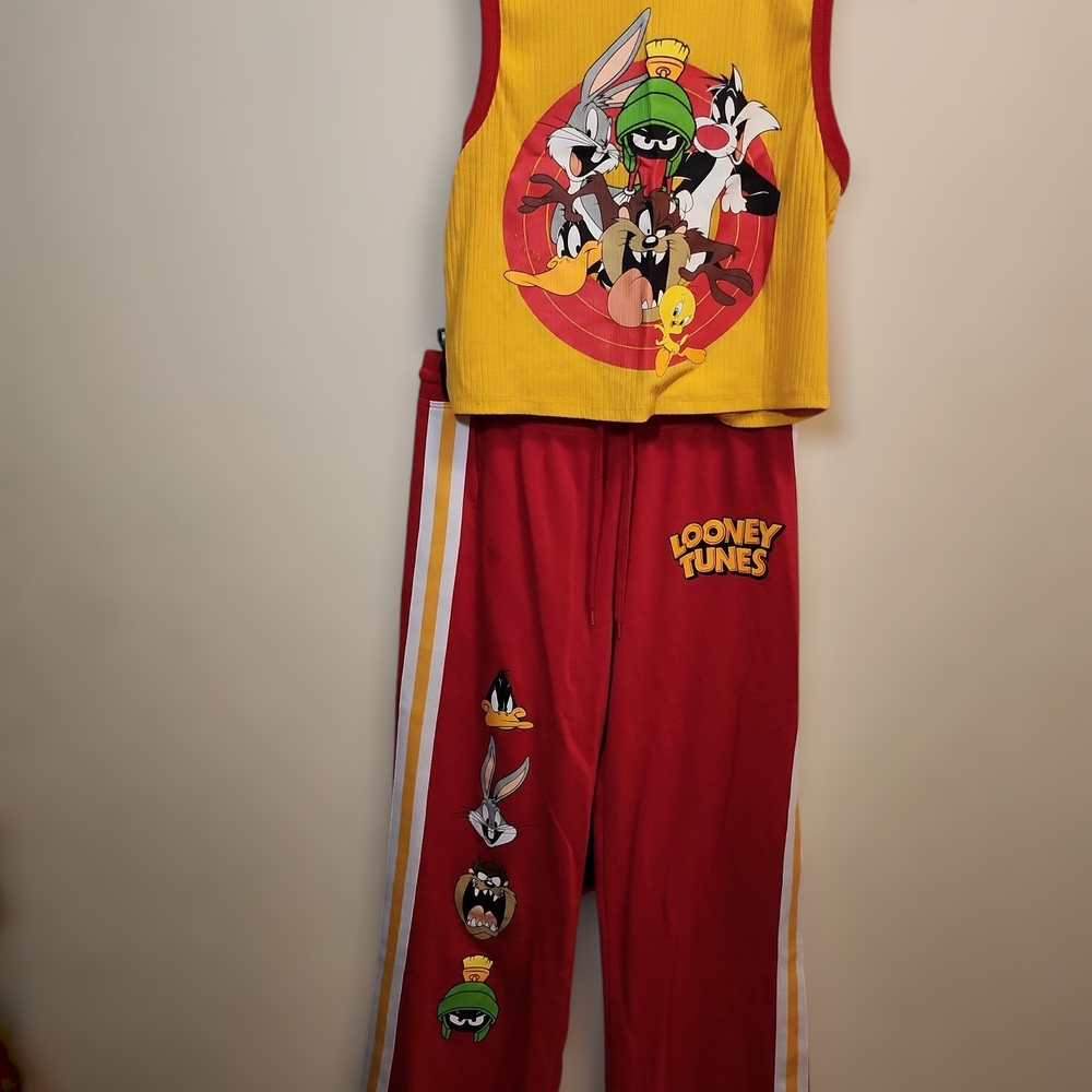 Looney Tunes | Top: L Pants: S